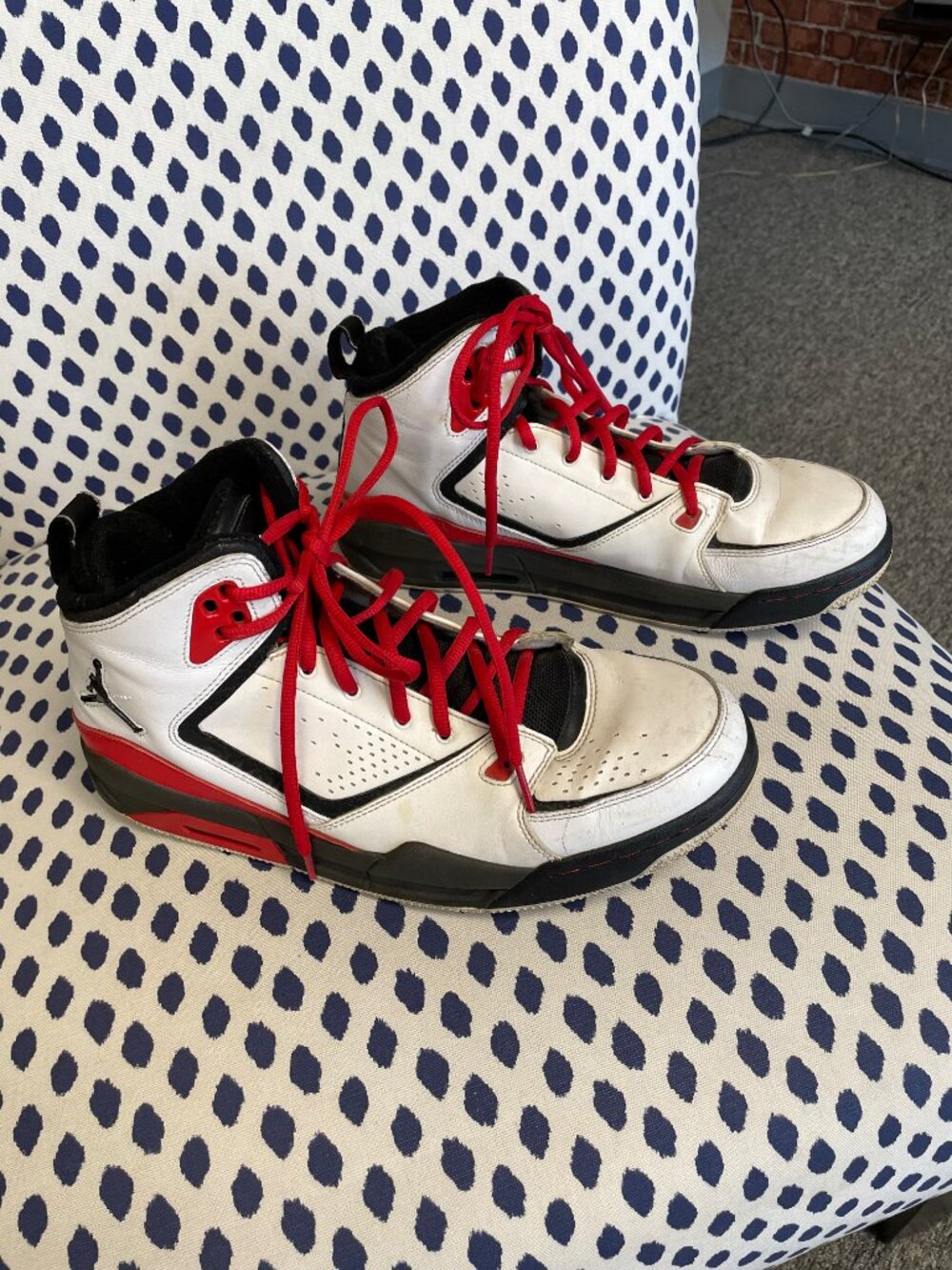 Nike 10.5 White Shoes - Picture 3 of 8